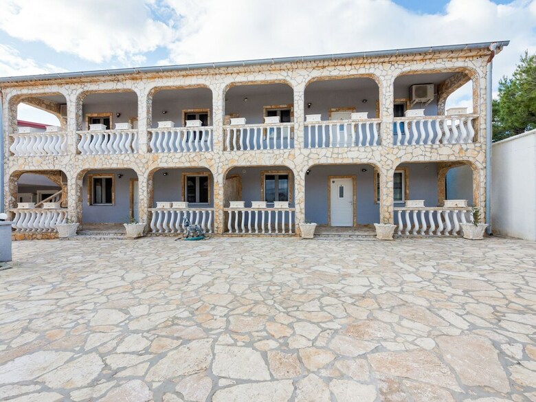 Snug Apartment In Vir With Sea Beach Nearby