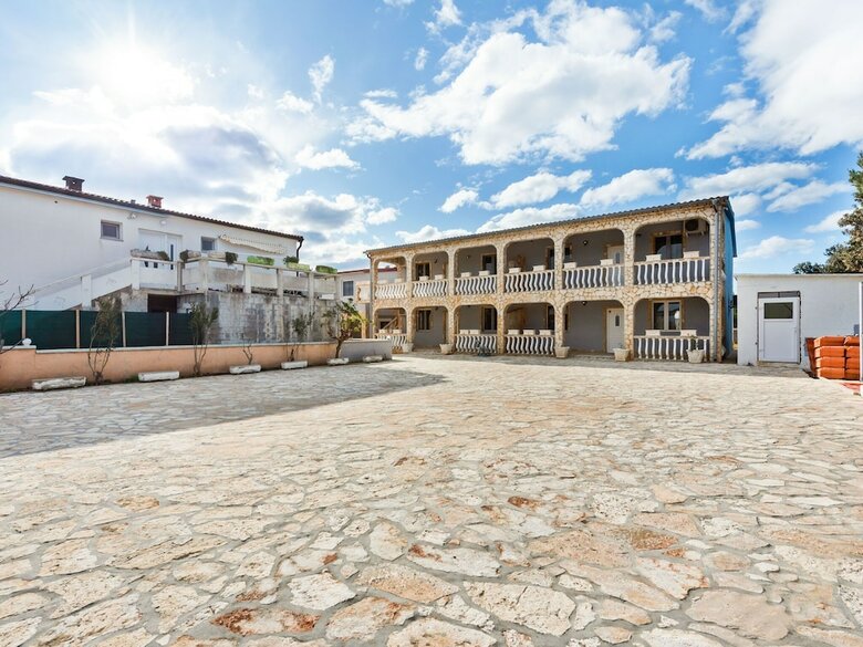 Snug Apartment In Vir With Sea Beach Nearby