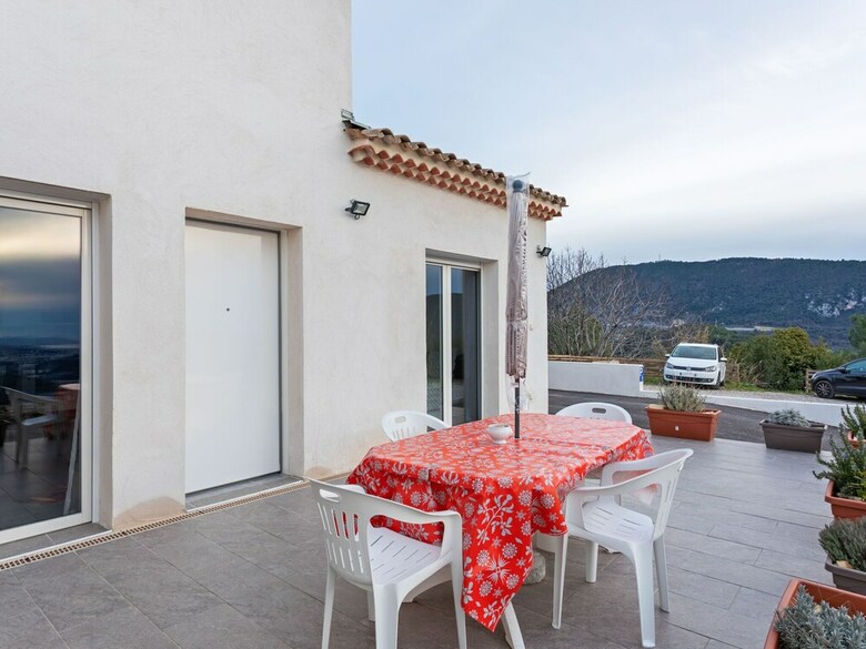 Comfortable Home In Drap With Pool, 15 Min From The Beach