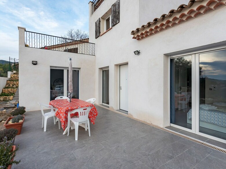 Comfortable Home In Drap With Pool, 15 Min From The Beach