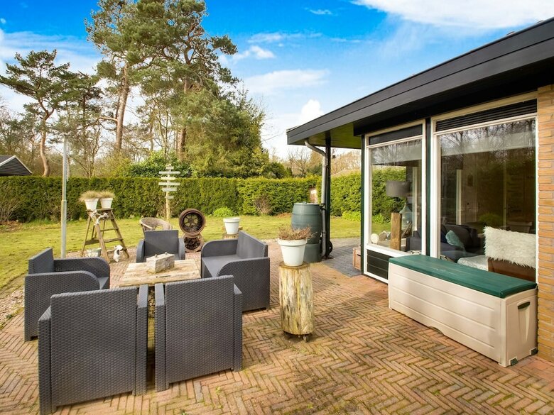 Sun-kissed Bungalow In Denekamp With Garden
