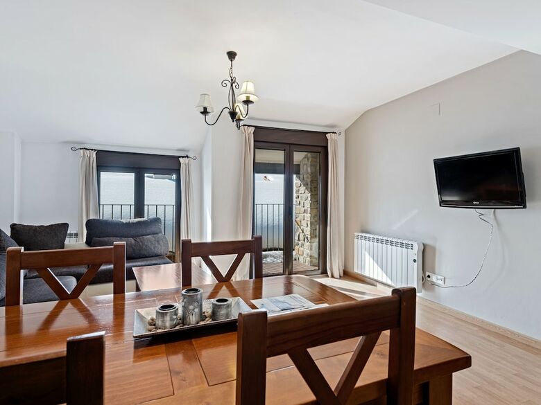 Modern Apartment In Gudar With Balcony