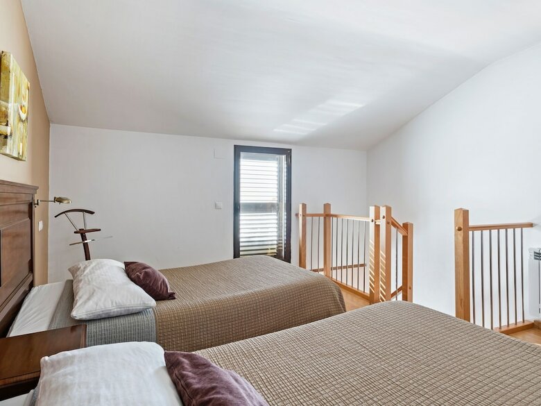 Modern Apartment In Gudar With Balcony