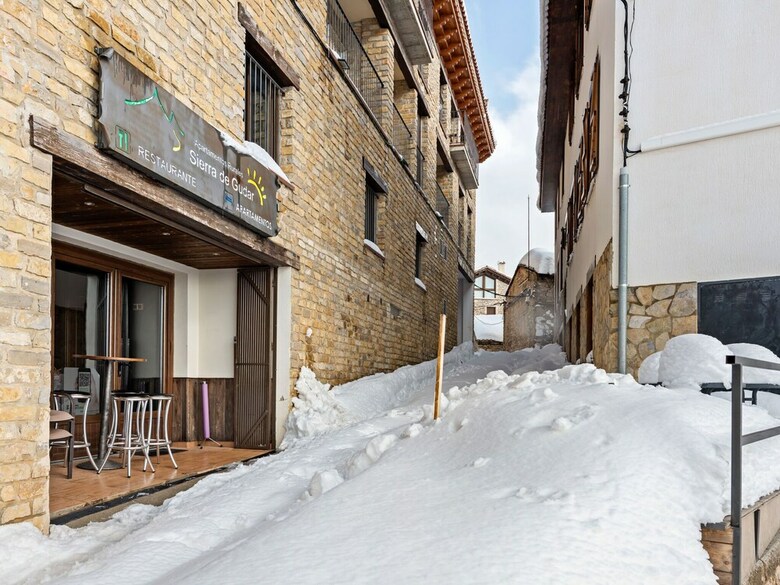 Modern Apartment In Gudar With Balcony