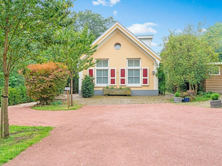 Picturesque Holiday Home In Oldenzaal With Jacuzzi