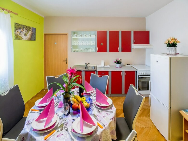 Simplistic Apartment In Vir With Garden