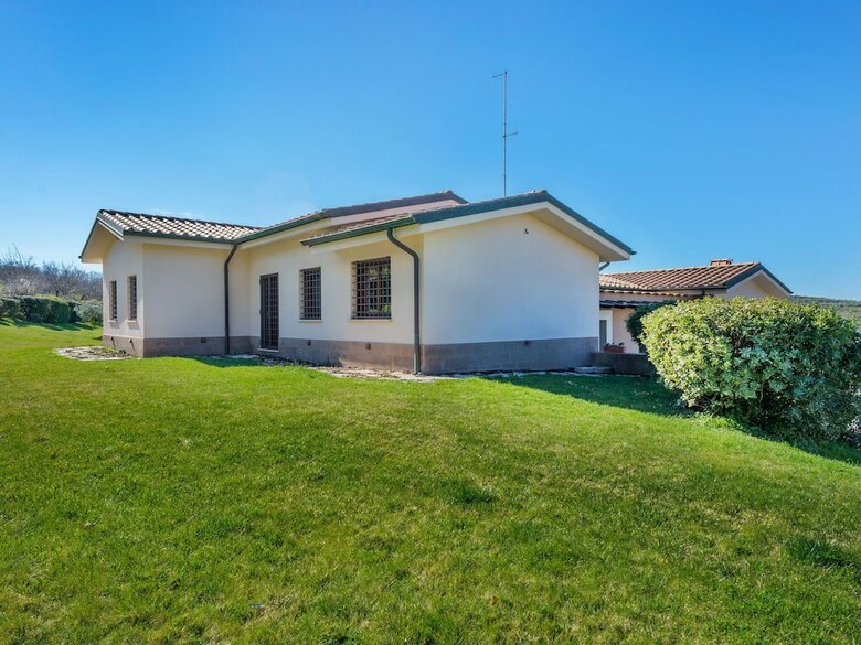 Luxurious Villa In Mentana With Garden