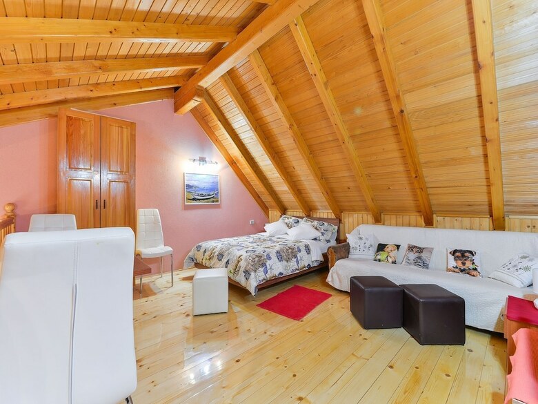 Cosy Holiday Home In Pola?a With Swimming Pool