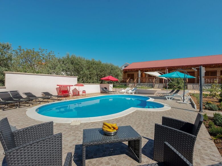 Cosy Holiday Home In Pola?a With Swimming Pool