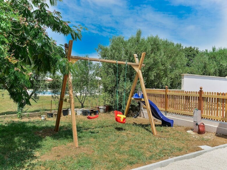 Cosy Holiday Home In Pola?a With Swimming Pool