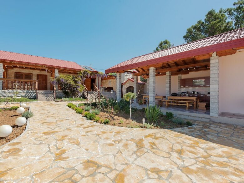 Cosy Holiday Home In Pola?a With Swimming Pool
