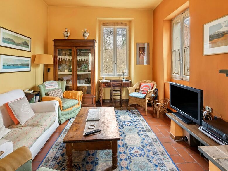 Colourful Holiday Home In Castelletto Ticino With Jacuzzi