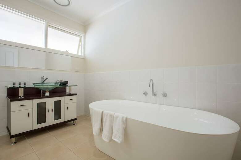 Spacious Comfortable Home In Wheelers Hill+pool