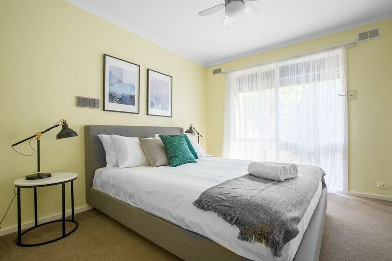 Spacious Comfortable Home In Wheelers Hill+pool