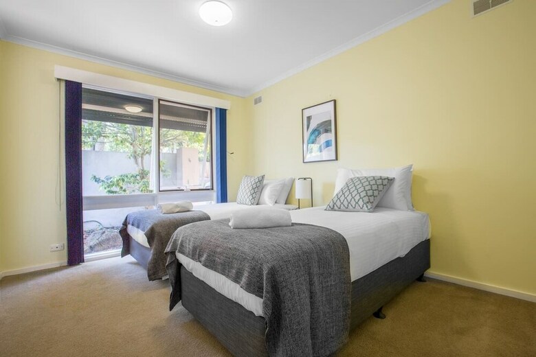 Spacious Comfortable Home In Wheelers Hill+pool