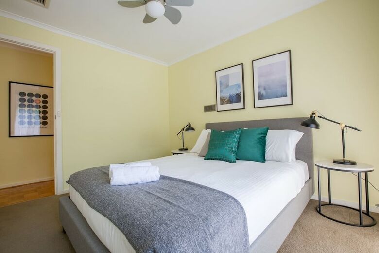 Spacious Comfortable Home In Wheelers Hill+pool