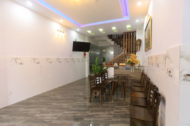 Hotel Oyo 1068 Fussa Hostel And Apartment