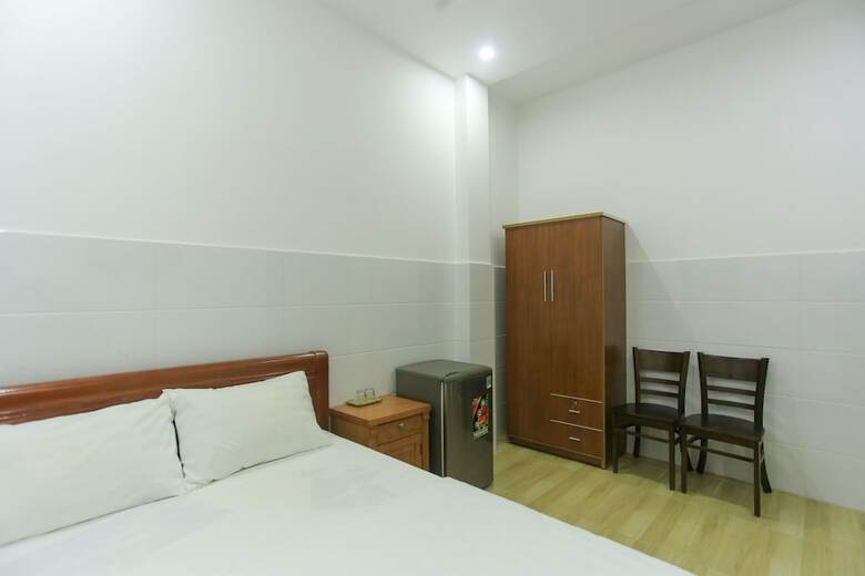 Hotel Oyo 1068 Fussa Hostel And Apartment