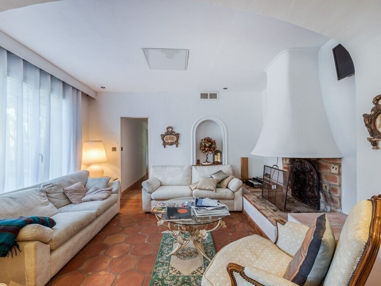 Charming Villa With Private Pool And In Quiet Area In La M�le