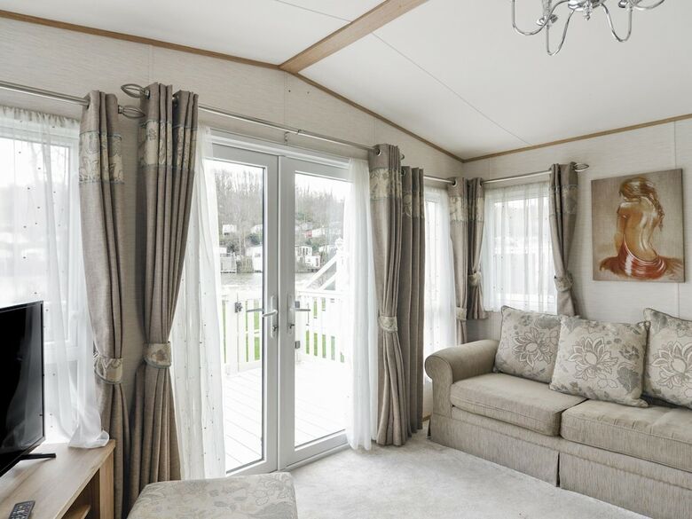 Welcoming Home In Hastings With Balcony