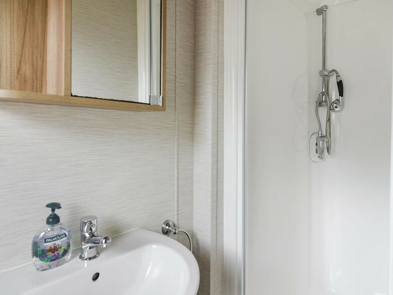 Welcoming Home In Hastings With Balcony