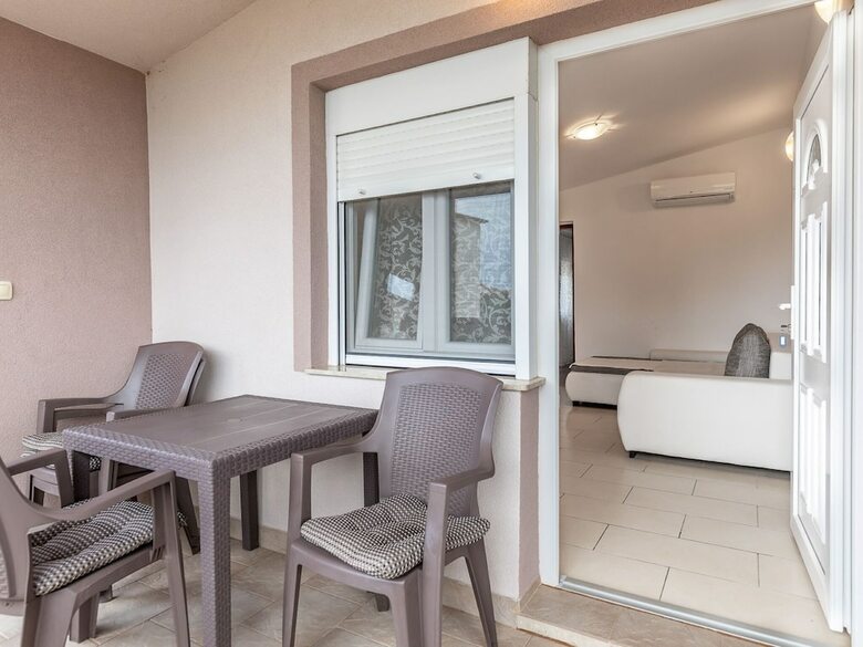Waterfront Apartment In Vir With Balcony Near Seabeach