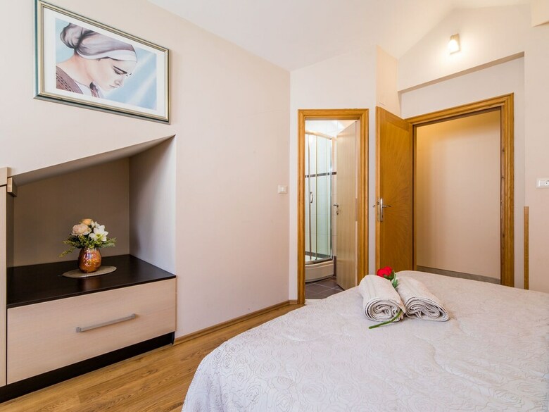 Modern Apartment In Kor?ula With Terrace