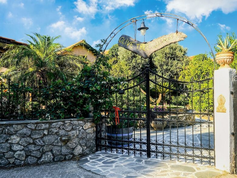 Charming Holiday Home In Palaiochora Near Seabeach