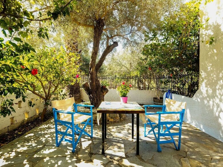 Charming Holiday Home In Palaiochora Near Seabeach