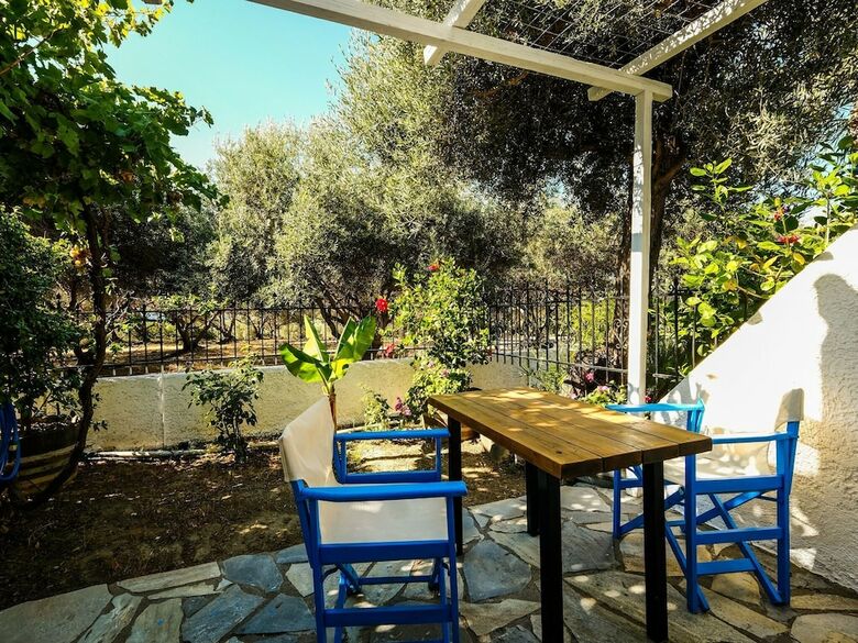 Charming Holiday Home In Palaiochora Near Seabeach