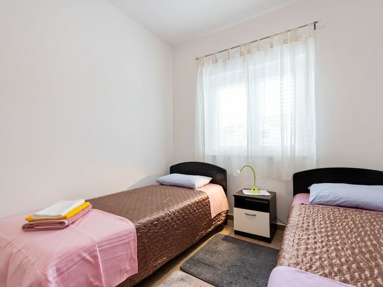 Simplistic Apartment In Nevi?ane Near The Sea