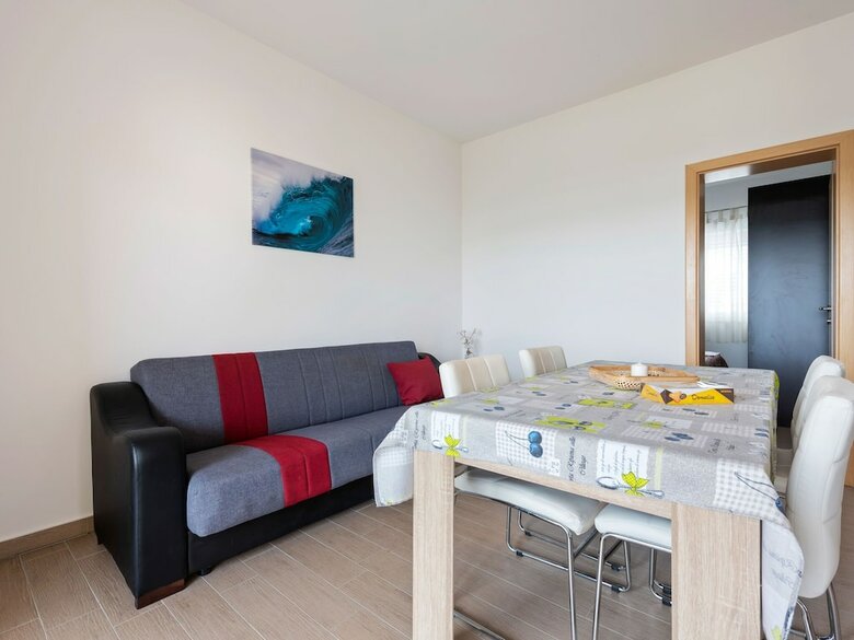 Simplistic Apartment In Nevi?ane Near The Sea
