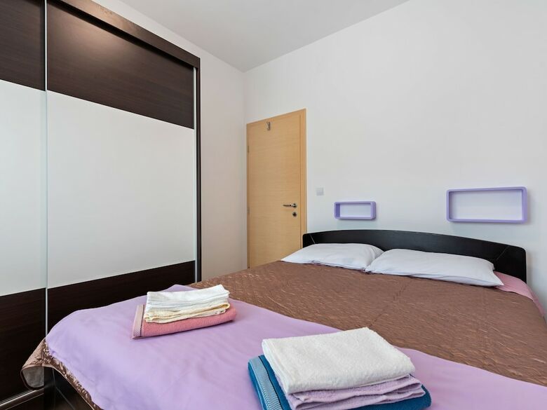 Simplistic Apartment In Nevi?ane Near The Sea