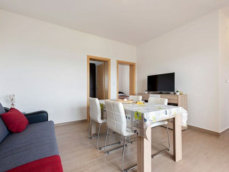 Simplistic Apartment In Nevi?ane Near The Sea