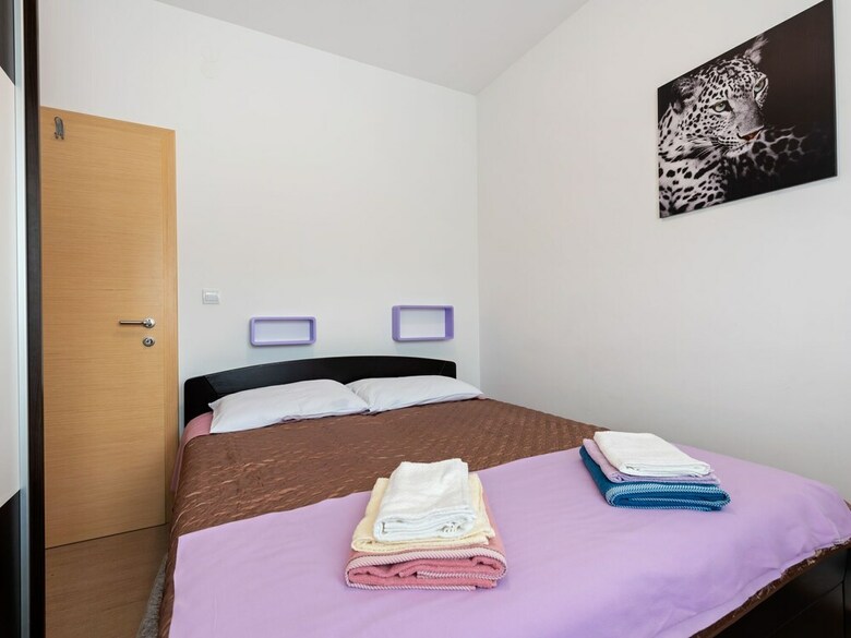 Simplistic Apartment In Nevi?ane Near The Sea