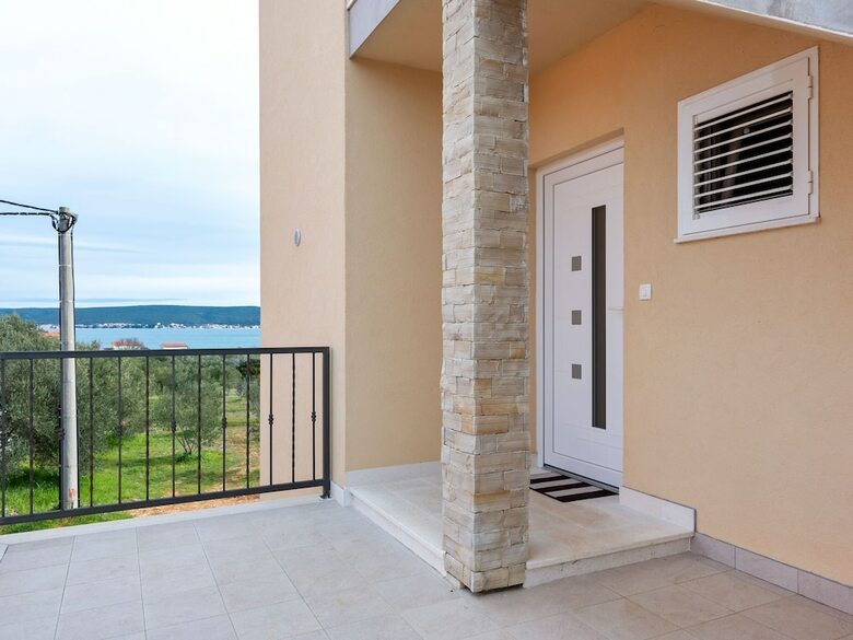 Simplistic Apartment In Nevi?ane Near The Sea