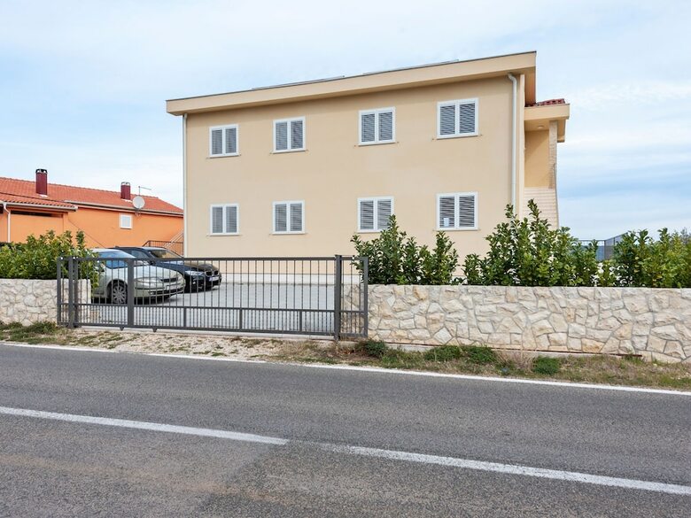 Simplistic Apartment In Nevi?ane Near The Sea