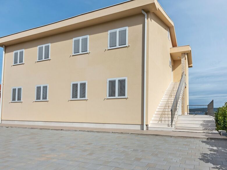 Simplistic Apartment In Nevi?ane Near The Sea