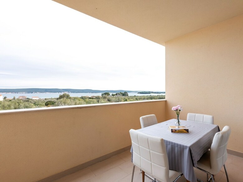 Simplistic Apartment In Nevi?ane Near The Sea
