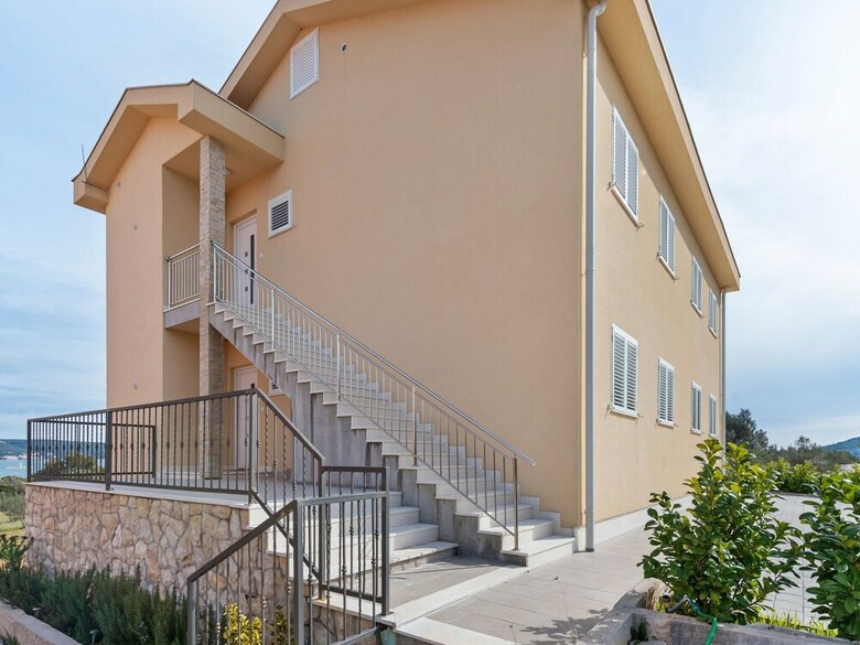 Simplistic Apartment In Nevi?ane Near The Sea