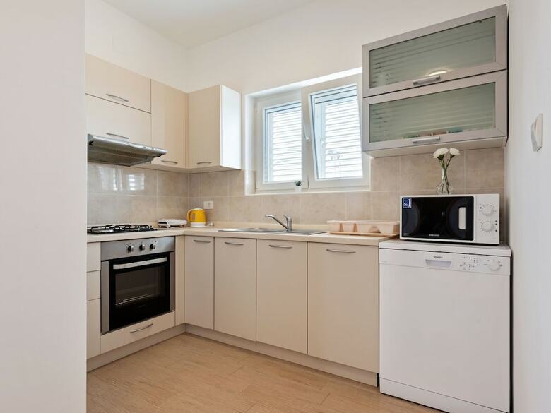 Simplistic Apartment In Nevi?ane Near The Sea