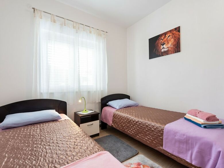 Simplistic Apartment In Nevi?ane Near The Sea