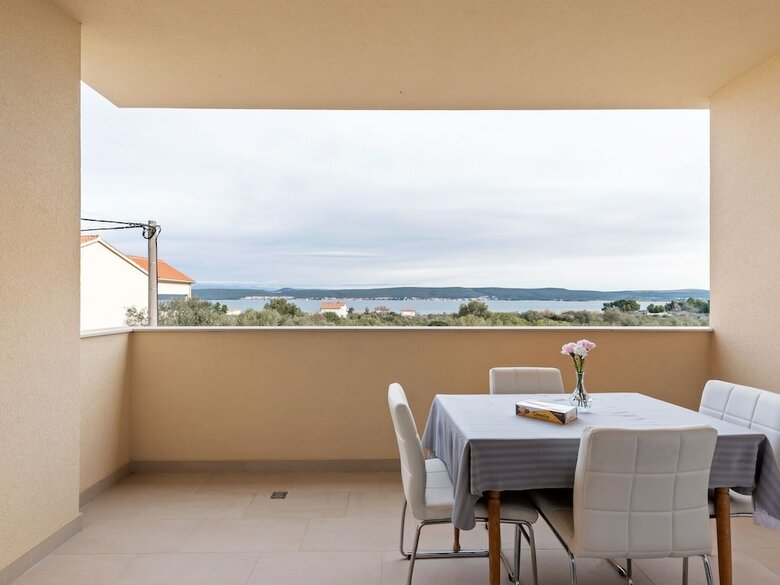 Simplistic Apartment In Nevi?ane Near The Sea