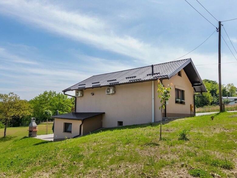 Alluring Holiday Home In Dragoslavec With Barbecue
