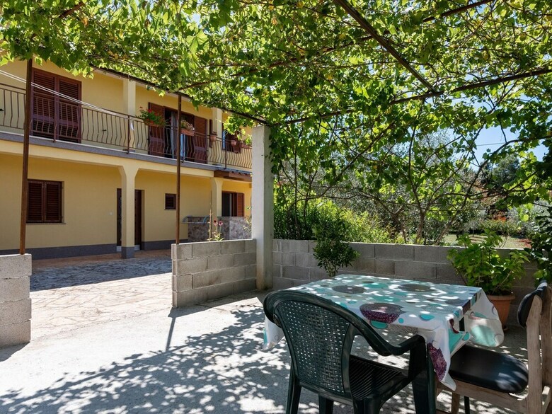 Secluded Apartment In Pore? With Garden