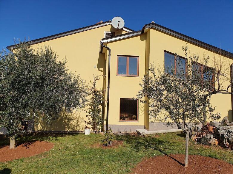 Secluded Apartment In Pore? With Garden