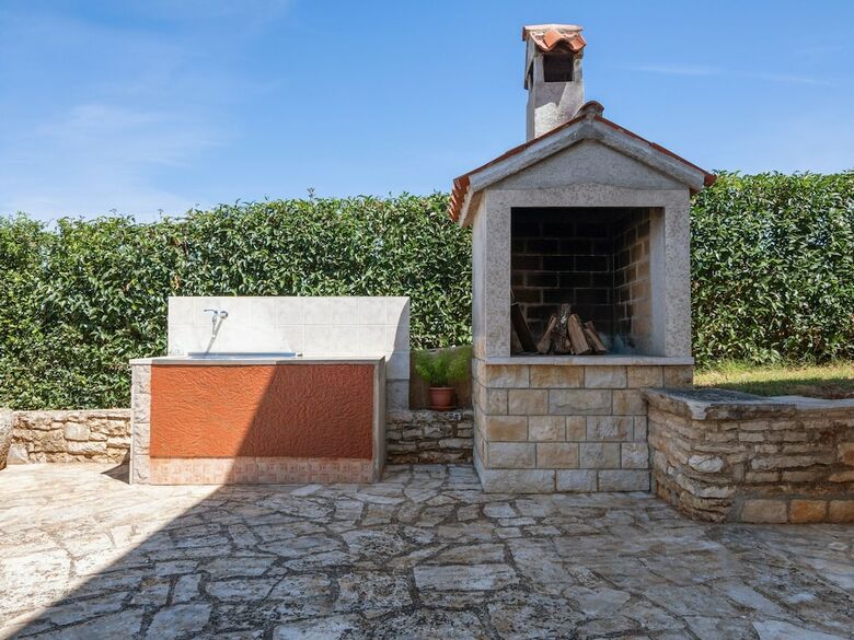 Secluded Apartment In Pore? With Garden