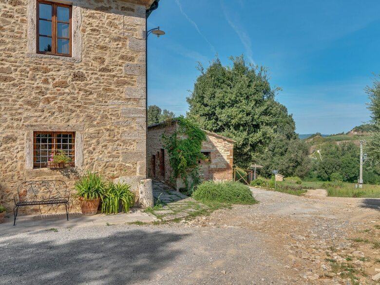Scenic Apartment In Rapolano Terme With Swimming Pool
