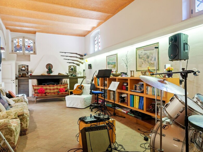 Plush Holiday Home In Macerata With Jacuzzi