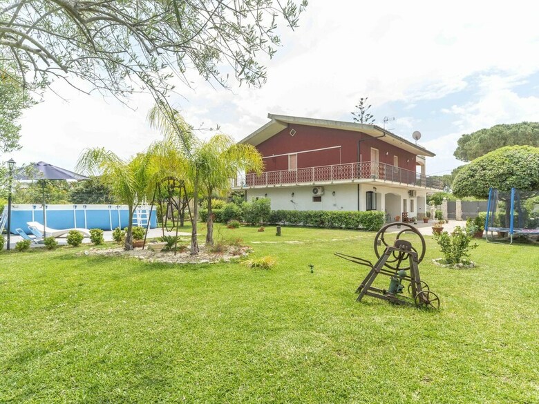 Traditional Holiday Home In Fontane Bianche With Pool